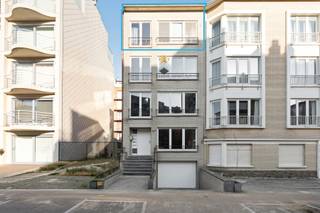 Gerenoveerd appartement op de derde verdieping van een kleine residentie zonder lift. Ruime woonkamer, volledig ingerichte keuken, twee...