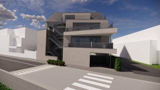 Gelegen in het hart van Poperinge, recht tegenover het zwembad, biedt deze moderne residentie 6 appartementen, 1 garage en 5 parkeerplaatsen, en is daarmee ideaal voor wie van comfort en een centrale ligging houdt.Of u nu op zoek bent naar een gelijkvloers appartement, een penthouse, een compact éénslaapkamerappartement of een ruim tweeslaapkamerappartement, Residentie 'Hart' biedt voor ieder wat wils. De oppervlaktes variëren van 84 m² tot 141 m², en elk appartement beschikt over 1 of meerdere terrassen, variërend van 6 m² tot 38 m². Dankzij de warmtepomp, driedubbele beglazing, de installatie van 7 zonnepanelen en een thuisbatterij per appartement, geniet u niet alleen van een duurzaam en energiezuinig woningcomfort, maar ook van lagere energiekosten.Interesse? Neem contact op met Charlotte Druant op 0474969298 of charlotte.druant@dewaele.com.Momenteel kunnen de inrichting en materialen nog volledig op maat van de klant gekozen worden.