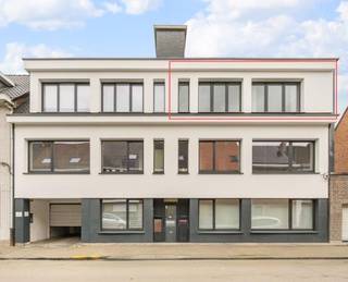 PRACHTIG LICHTRIJK  VOLLEDIG GERENOVEERD APPARTEMENT MAT A LABEL  2 DE VERD. MET LIFTRUSTIGE LIGGING IN DOODLOPENDE STRAAT ook de blok zelf werd...