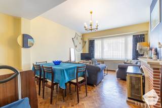 <p>Dit te <strong>renoveren</strong> <strong>éénslaapkamerappartement</strong> geniet van een <strong>uitstekende</strong> <strong>ligging</strong>, op wandelafstand van het strand, het station en de haven.<br /><br />Via de ruime inkomhal bereikt u aan de rechterzijde de <strong>aangename</strong> <strong>leefruimte</strong>. Dankzij de <strong>grote</strong> <strong>raampartijen</strong> geniet deze ruimte van een optimale <strong>lichtinval</strong>. Aansluitend bevindt zich de <strong>keuken</strong>, uitgerust met de <strong>basisvoorzieningen</strong>. Verder beschikt het <strong>appartement</strong> over een badkamer met <strong>ligbad</strong> en een <strong>ruime</strong> <strong>slaapkamer</strong>.<br /><br />Het appartement is gelegen op de <strong>derde</strong> <strong>verdieping</strong> en is vlot bereikbaar met de <strong>lift</strong>. De <strong>verwarming</strong> gebeurt <strong>individueel</strong> op aardgas.<br /><br />Dankzij de gunstige ligging en het <strong>renovatiepotentieel</strong> is dit appartement uitermate geschikt als vaste woonplaats, tweede verblijf of als interessante investeringsopportuniteit.</p>