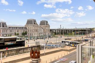 <p>Te koop: Gezellige studio in Oostende, gelegen op de Visserskaai met prachtig panoramisch zicht over het water.</p>
<p> </p>
<p>Deze studio bevindt zich in het hart van het centrum, in de toeristische zone en op wandelafstand van het strand. Dankzij de ligging op de Visserskaai geniet u van een vrij uitzicht en een zijdelings zeezicht. De renovatie zorgt voor een frisse, moderne uitstraling, waardoor de studio instapklaar is.</p>
<p> </p>
<p>Belangrijkste ruimtes:<br />• Lichte leefruimte met grote ramen en panoramisch zicht<br />• Compacte, moderne keuken<br />• Badkamer met douche en wastafel<br />• Terras met mooi open zicht<br />• Gemeenschappelijke fietsenberging<br />• Privatieve kelder</p>
<p> </p>
<p>Troeven:<br />• Mooi panoramisch zicht over water en stad<br />• Gelegen op de Visserskaai, nabij zee en centrum<br />• Recent gerenoveerde studio, instapklaar</p>
<p> </p>
<p>Neem vandaag nog contact op met uw ERA-makelaar voor een bezoek.</p>
<p> </p>
<p>JOUW DROOMAPPARTEMENT. ZO GEVONDEN!</p>