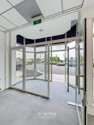 <u><strong>Benaderende OPPERVLAKTEN</strong></u><br />Kantoor/winkelruimte: 400m²<br />Kelder: 100m²<br />Ruime gemeenschappelijke parking. <br /><br /><u><strong>INDELING:</strong></u><br /><em><strong>Gelijkvloers:</strong> </em><br />Private Inkomhal met sas - open commerciële ruimte met glaspartijen langs twee straten - apart bureel - keuken - sanitair.<br /><em><strong>Kelder:</strong></em><br />Droge stockage of archiefruimte.<br /><br /><u><strong>NUTSVOORZIENINGEN:</strong> </u><br />Elektriciteit - CV op aardgas (nieuwe ketels) - internet/telefonie - bekabeling via wandcontacten en diverse werkplekaansluitingen.<br /><br /><u><strong>LIGGING:</strong> </u><br />Op kruispunt Meensesteenweg en Rijksweg te Roeselare.<br />Kort bij centrum Roeselare en toch via Rijksweg meteen ontsluiting naar E403 (Brugge - Kortrijk). <br /><br /><strong>*Opmerkingen:</strong><br />- Onroerende voorheffing ten laste van de huurder: 1m huur + tuinonderhoud<br />- TOTEM met uw logo + 5 vlaggenmasten aan straatzijde !<br />- De parking van het pand is bereikbaar via 2 straten.<br />- Onze referentie op<strong> www.centro.be</strong>:<span> </span><span><strong><span>P0241</span></strong></span><span> </span>of via <strong>050 70 01 02 </strong>of <strong><span>0490/11 91 11</span></strong>