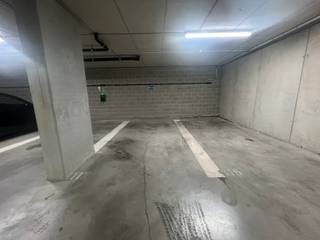 <p>Parkeerplaats te koop in de ondergrondse parkeergarage van de residentie Canal Wharf, gelegen op niveau -1. Ideaal als eigen parkeerplaats of als investering.</p>