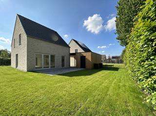 <p><strong>Laatste kans in project Dorpsloop – instapklare woning!</strong></p>
<p>Ontdek <strong>Lot 5</strong>, de laatste beschikbare woning in het kleinschalige nieuwbouwproject Dorpsloop in Halle-Zoersel. Deze open bebouwing is volledig afgewerkt en meteen instapklaar—je hoeft enkel nog te verhuizen en te genieten.</p>
<p>Gelegen op een perceel van 272 m² en met een bewoonbare oppervlakte van 129 m², biedt deze woning een perfecte combinatie van ruimte en comfort. Op het gelijkvloers vind je een lichtrijke leefruimte met open keuken, een praktische berging en een gastentoilet. De keuken geeft directe toegang tot het terras en de mooi aangelegde privétuin—ideaal voor gezellige momenten buiten.</p>
<p>Op de verdieping bevinden zich drie volwaardige slaapkamers en een compleet uitgeruste badkamer met ligbad, douche, dubbel lavabomeubel en toilet. Via een vlizotrap bereik je de zolderruimte, die extra opbergmogelijkheden biedt. Buiten geniet je bovendien van een carport en een tuinberging.</p>
<p><strong>Wonen in alle rust, met alles dichtbij</strong></p>
<p>Dorpsloop ligt in een autoluwe, nieuw aangelegde straat in het charmante Halle-Zoersel. Hier woon je in alle rust, terwijl winkels, scholen en ontspanning zich op korte afstand bevinden. De ideale balans tussen landelijke charme en praktische bereikbaarheid.</p>
<p><strong>Duurzaam en energiezuinig</strong></p>
<p>Deze woning is bijna-energieneutraal (E-peil ≤ 10) en uitgerust met vloerverwarming via een lucht-waterwarmtepomp en zonnepanelen. Dat betekent niet alleen een aangenaam binnenklimaat, maar ook lagere energiekosten en een duurzame toekomst.</p>
<p><strong>Zorgeloos kopen</strong></p>
<p>De aankoop gebeurt onder de Wet Breyne, wat je maximale zekerheid biedt. Je betaalt in schijven naarmate de werken vorderen—transparant en veilig.<br /><br />Deze laatste woning van het project wacht op haar nieuwe eigenaar!</p>