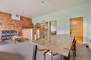 Gelegen op een strategische en goed bereikbare locatie, bieden wij een unieke kans. Dit vastgoed bestaat uit een commercieel pand met woonst...