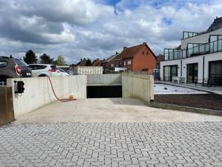 Nabij het centrum van Bornem, vindt u deze ondergrondse parkeerplaats, gelegen in een ondergondse garage voorzien van een automatische poort. ...