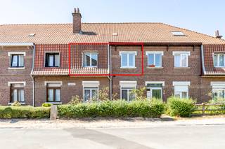 [[ DIT PAND NEEMT DEEL AAN DE ERA OPEN HUIZEN DAG OP 19/9 VAN 11:00 TOT 12:00 ]]
<p>Dit appartement in Zaventem combineert een centrale ligging met praktische troeven en aangename leefruimtes. Gelegen nabij openbaar vervoer en belangrijke invalswegen geniet je hier van een vlotte bereikbaarheid in een levendige omgeving. De ruime woonkamer en aparte keuken zorgen voor een comfortabele indeling, terwijl de tuin een aangename buitenruimte biedt om tot rust te komen. Dankzij de garage en extra staanplaats beschik je bovendien over heel wat parkeermogelijkheden in het centrum van Zaventem. <br /><br /><u><strong>Belangrijkste ruimtes:</strong></u><br />• Woonkamer (29,9 m²) met aangename leefruimte en veel mogelijkheden<br />• Keuken (10,1 m²) met praktische indeling<br />• Slaapkamer (13,1 m²) met comfortabele oppervlakte<br />• Slaapkamer (12,8 m²) geschikt als kinder-, logeer- of bureauruimte<br />• Badkamer (6,3 m²)<br />• Inkomhal (7,3 m²)<br />• Berging (7,5 m²) voor extra opslagruimte<br />• Berging (12,9 m²) met tal van mogelijkheden<br />• Tuin voor ontspanning in alle rust<br />• Garage en private staanplaats<br />• Zolder (17,5 m²) als extra bergruimte<br /><br /><u><strong>Troeven:</strong></u><br />• EPC-label C<br />• Tuin, garage én staanplaats<br />• Centrale ligging in centrum Zaventem nabij openbaar vervoer en invalswegen<br /><br />Meer informatie of een bezoek met Joery Van De Gucht? Contacteer ons via +3223351115<br />JOUW DROOMAPPARTEMENT. ZO GEVONDEN!</p>