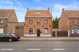 Gelijkvloers met praktijkruimte/bureau.4 volwaardige slaapkamers.Ruime zolder met uitbreidingsmogelijkheden.Zuidgerichte tuin, ideaal om elk seizoen...