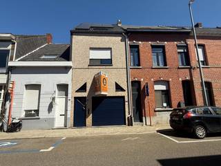 Instapklare stadswoning met drie slaapkamers en inpandige garage. <br /><br />Indeling en omschrijving:<br />U betreedt deze instapklare stadswoning via de inkomhal. Aan de rechterzijde bevindt zich de praktische inpandige garage, met directe toegang tot de kelder. De woonkamer is ingedeeld in een zit- en eethoek en wordt extra verwarmd door een gezellige gaskachel. De open keuken is uitgerust met boven- en onderkasten, een kookplaat, dampkap, spoelbak, vaatwasser en oven. Dankzij de aanwezige lichtkoepels geniet u in deze ruimtes van aangename natuurlijke lichtinval. Aansluitend vindt u de betegelde badkamer, voorzien van een douche, lavabo met meubel, spiegelkasten en toilet. Achteraan bevindt zich een handige berging met aansluitingen voor wasmachine en droogkast. <br />Zowel op het gelijkvloers als op de eerste verdieping is de woning uitgerust met airco, wat zorgt voor extra comfort het hele jaar door. Op de eerste verdieping vindt u de twee slaapkamers en een apart toilet. Op de zolderverdieping bevindt zich de derde slaapkamer. Tot slot beschikt deze stadswoning over twaalf zonnepanelen en een aangenaam tuintje waar u in alle rust kan ontspannen.<br /><br />Extra info: instapklaar I 12 zonnepanelen I <span>EPC 203 kWh/ (m² jaar) label C I infoplicht: Vg, Wg, Gvv, Gvkr, Gmo I watertoets: P-score: D I G-score: D.</span>