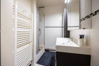 Bent u op zoek naar een leuk appartement (85m²) met twee slaapkamers of net naar een ideale investering voor te verhuren? Dan stellen wij graag deze opportuniteit op de 3de verdieping (zonder lift) aan u voor!<br /><br />Indeling:<br />U komt binnen in de inkomhal (met videophone) met vooraan de woonkamer (30m²) die op zich doorgang geeft aan de eerste slaapkamer (7m²). Centraal is er de badkamer (3m²) met douche, handdoekradiator en enkele lavabo verwerkt in een badkamermeubel. In de gang is er een apart gastentoilet. Achteraan is er de tweede slaapkamer van 15,5m² en de gesloten keuken (9,5m²) die ingericht is met dubbele spoelbak, kookvuur en dampkap. Aanpalend aan de keuken is er een wasplaats (4m²).<br /><br />Maandelijkse lasten: €50 voor minuterie, water en blokpolis.<br /><br />Ligging:<br />Het appartement geniet van een uitstekende ligging. U bevindt zich in een rustige wijk tussen de Bremweide en Domein Ertbrugge, waardoor u als het ware omarmd wordt door de groene boog rond Deurne. Op een steenworp van uw voordeur vindt u zowel de tramhalte van tram 5, alsook het Wim Saerensplein. Op deze manier heeft u alles wat u wenst, binnen handbereik: een supermarkt, keurslager, bakker, apotheek... en een uitstekende verbinding het met stadscentrum van Antwerpen!<br /><br />Pluspunten:<br />- EPC label B dankzij dakisolatie en dubbele HR beglazing<br />- Privatieve kelderberging <br />- Videophone<br />- Momenteel verhuurd aan €750 <br />- Lage maandelijkse lasten<br />- Centrale ligging<br /><br />Voor meer informatie of een bezichtiging kan u One vastgoed steeds bereiken op volgend nummer 03 360 85 30.