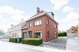 WELKOM FIRST VISIT / eerste bezoekmoment- Zaterdag 3 /10 van 13u30-14u30 - enkel op reservatie op voorhand. Plaatsen beperkt. <br />Hooglede - RUIM &amp; CHARMANTE HALFOPEN WONING OP 740 m² MET BIJGEBOUW VAN ±60 m² <br /><br /><strong>Ruimte, potentieel en een uitzonderlijke ligging!</strong><br />In één van de mooiste en rustigste straten van Hooglede-centrum vinden we deze stevige halfopen bebouwing uit de jaren ’60 op een perceel van maar liefst 740 m².<br /><br />De woning biedt ca. 150 m² woonoppervlakte, met 4 slaapkamers, een ruime leefruimte, keuken, bureel-/bergruimte, kelder én een extra zolderruimte van ca. 28 m² met uitbreidingsmogelijkheden.<br /><br /><strong>De grote troef?</strong><br />Het stevige bijgebouw van ca. 60 m², verdeeld over twee verdiepingen. Ideaal als atelier, hobbyruimte, magazijn, bijberoep, mancave of extra polyvalente ruimte. Dankzij de verstevigde oprit is het bijgebouw bovendien vlot bereikbaar.  Tuinen tussenin, achteraan en een boomgaard om te kuieren.<br /><br />Een woning met een sterke basis, royale ruimtes en bijzonder veel mogelijkheden, ideaal voor wie ruimte zoekt en graag zijn eigen renovatieverhaal schrijft.<br /><u><strong>Topligging: </strong></u>rustig en kindvriendelijk, nabij winkels, bakker, Colruyt en sportvoorzieningen. Scholen in Hooglede en Roeselare zijn vlot per fiets bereikbaar.<br /><br />Renovatieverplichting binnen 6 jaar. Een mooie kans om deze ruime woning volledig naar eigen smaak en comfort te renoveren.<br />Hierbij is de verwarming en de isolatie prioritair om de epc-score D te halen. Ramen zijn grootdeels vernieuwd.<br /><br /><strong><u>Prijs, dit is een richtprijs.</u></strong> U kan op ieder moment een bod uitbrengen boven deze prijs en dit zal meteen worden overgemaakt aan de eigenaars. <br /><br />740 m² perceel | ±150 m² woonoppervlakte | 4 slaapkamers | ±60 m² bijgebouw | ±28 m² zolder | droge kelder<br />Extra polyvalente ruimtes dus :  woonzolder &amp; bovenaan het bijgebouw in beton <br /><br /><br />Benieuwd naar deze unieke woning? Contacteer Domicill Vastgoed vandaag nog en plan uw bezoek in!