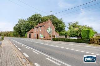 <p><span>Verrassend ruime karakterwoning met praktijkruimte, zwembad en groene achtertuin.</span></p><p><span> </span></p><p><span>Achter de eerder bescheiden gevel van deze woning aan de Burgemeester Henrylaan 108 in Dilsen-Stokkem gaat een bijzonder ruim en karaktervol geheel schuil. De woning beschikt over maar liefst circa 295 m² bewoonbare oppervlakte en combineert een indrukwekkende leefruimte, drie slaapkamers, een polyvalente zolder, een bureau- of praktijkruimte, twee garages en een prachtig aangelegde tuin met verwarmd zwembad.</span></p><p><span> </span></p><p><span>Hoewel de woning vlot bereikbaar is, ervaart u achteraan een heel andere sfeer. De diepe, groen omkaderde tuin biedt veel privacy en vormt samen met de verschillende terrassen, de overdekte lounge en het zwembad een heerlijke plek om volledig tot rust te komen.</span></p><p><span> </span></p><p><span>Via de inkomhal betreedt u de woning. De absolute blikvanger is de bijzonder ruime leefruimte, waar authentieke houten balken, hoge plafonds en een vide voor een uniek gevoel van ruimte zorgen. Grote raampartijen brengen veel natuurlijk licht naar binnen en creëren een mooie verbinding met de tuin. De houtkachel met karaktervolle schouw vormt een sfeervol centraal element.</span></p><p><span> </span></p><p><span>De leefruimte biedt ruimschoots plaats aan een volwaardige zit- en eethoek. Aansluitend bevindt zich de praktisch ingerichte keuken met ontbijthoek, vijfpits gasfornuis, grote oven, vaatwasser en dampkap.</span></p><p><span> </span></p><p><span>Verder beschikt het gelijkvloers over een afzonderlijke bureau- of praktijkruimte. Deze multifunctionele ruimte is ideaal voor thuiswerk, een vrij beroep, hobby’s of als extra slaapkamer. Daarnaast zijn er een douchekamer met toilet en een indoor infraroodsauna aanwezig.</span></p><p><span> </span></p><p><span>Op de verdieping bevinden zich drie ruime slaapkamers. De master bedroom beschikt over een eigen badkamer met ligbad, inloopdouche, dubbele wastafel en toilet. Ook de overige kamers bieden mooie afmetingen en verschillende gebruiksmogelijkheden, inclusief een 3e badkamer.</span></p><p><span> </span></p><p><span>De zolderverdieping vormt een bijkomende polyvalente ruimte en kan naar eigen behoefte worden ingericht als hobbykamer, speelruimte, bureau, opslagruimte of extra kamer.</span></p><p><span> </span></p><p><span>Het perceel van 14a 48ca werd verzorgd en groen aangelegd. Achter de woning bevinden zich meerdere terrassen, een ruime overdekte buitenruimte en een afzonderlijk houten tuinhuis met overdekte lounge. Dankzij de groene omkadering en beperkte inkijk geniet u hier van opvallend veel rust en privacy.</span></p><p><span> </span></p><p><span>Het verwarmde zwembad, uitgerust met een filterinstallatie en warmtepomp, vormt de blikvanger van de tuin. De liner werd in 2018 vernieuwd.</span></p><p><span> </span></p><p><span>Ook aan parkeer- en bergruimte is geen gebrek. De woning beschikt over twee garages, waaronder een bijzonder ruime garage die eveneens geschikt is als atelier, opslag- of hobbyruimte. </span></p><p><span> </span></p><p><span>De oorspronkelijke woning dateert van 1939 en werd tussen 2006 en 2011 grondig gerenoveerd. Het onderste dakgedeelte en de dakkapel werden eind 2025 vernieuwd en bijkomend geïsoleerd. </span></p><p><span> </span></p><p><span>Troeven: </span></p><ul><li><span>Circa 295 m² bewoonbare oppervlakte</span></li><li><span>Perceel van 14a 48ca</span></li><li><span>Zeer energiezuinig</span></li><li><span>Drie slaapkamers en een polyvalente zolderruimte</span></li><li><span>Indrukwekkende leefruimte met vide en authentieke elementen</span></li><li><span>Afzonderlijke bureau- of praktijkruimte</span></li><li><span>Drie badkamers en een infraroodsauna</span></li><li><span>Verwarmd zwembad met filterinstallatie en warmtepomp</span></li><li><span>Diepe, groene tuin met veel privacy</span></li><li><span>Meerdere terrassen en een overdekte lounge</span></li><li><span>Twee garages en veel opslagruimte</span></li><li><span>Toegangspoort</span></li><li><span>Pvc-ramen met dubbele beglazing</span></li><li><span>Centrale verwarming op aardgas</span></li><li><span>Vloer- en deels muurverwarming in de leefruimte en keuken</span></li><li><span>Tado-zoneregeling met afzonderlijke thermostaten</span></li><li><span>30 zonnepanelen van 195 Wp</span></li><li><span>Monofasige laadpaal</span></li><li><span>Elektrisch hoofdbord vernieuwd in 2025</span></li><li><span>Gebruiksvriendelijke Fibaro-domotica</span></li><li><span>Elektrisch bediende rolluiken aan de straatzijde</span></li><li><span>Vier IP-camera’s aan de achterzijde</span></li><li><span>Regenwaterput</span></li><li><span>Keldertje</span></li><li><span>Asbestveilig</span></li></ul><p><span>De woning bevindt zich langs de Burgemeester Henrylaan in Dilsen-Stokkem, op een vlot bereikbare locatie met een goede verbinding richting de omliggende dorpskernen en invalswegen. Winkels, scholen en andere dagelijkse voorzieningen bevinden zich in de nabije omgeving.</span></p><p><span> </span></p><p><span>Het grote contrast tussen de bereikbare ligging aan de voorzijde en de groene, verrassend vrije buitenbeleving achteraan maakt deze woning bijzonder.</span></p><p><span> </span></p><p><span>Wilt u zelf ontdekken hoeveel ruimte en mogelijkheden er werkelijk achter deze gevel schuilgaan? Neem dan contact op voor meer informatie of een bezichtiging.</span></p><p><span> </span></p><p><span>Robin Raeven</span></p><p><span>0484 35 73 08 - <span>robin@jemar.be</span></span><span> - www.jemar.be</span></p><p><span> </span></p>