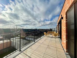 In het centrum van Sint Antonius vinden we dit zeer recente appartementsgebouw terug.<br />Op de 3de verdieping vinden we deze prachtige penthouse met 2 slaapkamers terug.<br />Het appartement is toegankelijk via de lift.<br /><br />Indeling: inkomhal met een apart gastentoilet, zeer ruime en lumineuze leefruimte voorzien van ingemaakte kasten en een volledig geïnstalleerde open keuken en langs beiden kanten zijn er mooie ruime terrassen voorzien, achter de keuken is er een ruime berging voorzien met aansluiting voor wasmachine en droogkast, twee volwaardige slaapkamers waarvan één met ingemaakte kasten, badkamer met bad, dubbel lavabomeubel en inloopdouche.<br /><br />Achteraan het gebouw is er een open parkeerplaats voorzien, reeds inbegrepen in de huurprijs.<br /><br />Gemeenschappelijke kosten: Een provisie van € 100/maand voor het onderhoud van de gemeenschappelijke delen en de lift.<br />Alle nutsvoorzieningen zijn rechtstreeks af te sluiten door de huurder.<br /><br />Voor meer informatie of een bezichtiging ter plaatse, contacteer Lieselotte via lieselotte@reds.be.
