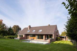 Nabij het centrum van Asse en gelegen in een rustige omgeving bieden wij deze voormalige dokterswoning met praktijkruimte aan. <br /><br />De villa heeft een gevelbreedte van 24 meter en een bewoonbare oppervlakte van maar liefst 423m². Het perceel is perfect Z-W georiënteerd met een straatbreedte van 44 meter en een totale oppervlakte van 25 are 1 centiare (2.501m²).<br /><br />Deze statige villa werd gebouwd in 1980 en is steeds goed onderhouden geweest. Het ontwerp is van de hand van de lokale architect Charles Ebrard en is zeer praktisch en lichtrijk ontworpen.<br /><br />In de tuinzone bevindt zich een buitenzwembad. De omliggende bomen en groenafscheiding zorgen voor de nodige privacy en rust. Kortom een woning waar u volledig tot rust kan komen na een drukke dag.<br /><br />Door de afgescheiden praktijkruimte is de woning uiterst geschikt voor vrije beroepen of mensen die graag van thuis uit werken.<br />Maar dit pand leent zich ook perfect voor wie op zoek is naar een kangoeroewoning of simpelweg ruim wil wonen. Desgewenst kan de woning in meerdere entiteiten worden opgedeeld.<br /><br />De woning heeft een energielabel D, waardoor het niet onderhevig is aan renovatie-verplichting binnen de 5 jaar (het energielabel bevindt zich op de grens van label C).<br /><br />De dubbele inpandige garage biedt ruim plaats voor het stallen van 2 wagens naast elkaar.<br /><br />Indeling:<br />gelijkvloers: inkom en traphal, toilet, vestiaire, praktijkruimte met 2 burelen, wachtzaal en toilet, open leefruimte met salon, zithoek en eetplaats, keuken, wasruimte, garage (+zolderruimte), terras, zwembad en tuin.<br /><br />1e verdieping: traphal met vide, 4 ruime slaapkamers, 2 badkamers (1 afzonderlijk en 1 verbonden aan de master bedroom), 2 toiletten, dressing, 5 zolderkamers (bergruimte).<br /><br />Klinkt dit alles veelbelovend? Aarzel niet om een bezoek ter plaatse in te plannen! <br />Er is tevens een filmpje van de woning beschikbaar via https://elliz.be/lindendries-22-1730-asse<br />Neem gerust contact op per mail naar info@elliz.be of via tel 0470 54 14 17