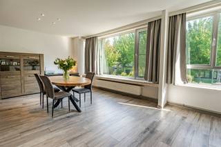 <p>Rustig wonen op wandelafstand van het centrum van Brasschaat, met ruimte, licht en een verzorgde afwerking als rode draad. Dit instapklare appartement op de eerste verdieping biedt 95 m² bewoonbare oppervlakte, twee ruime slaapkamers en een polyvalente derde kamer, een recent vernieuwde keuken en een balkon over de volledige breedte aan de achterzijde. Ook de garagebox is inbegrepen in de vraagprijs van € 315.000.</p><p>Binnen valt meteen de aangename ruimtelijkheid op. De leefruimte is royaal opgevat en biedt alle plaats voor een comfortabele zithoek en een volwaardige eettafel. Het vele natuurlijke licht versterkt het open karakter en maakt van deze ruimte het centrale leefpunt van het appartement.</p><p>Aansluitend bevindt zich de recent vernieuwde open keuken. Ze is volledig uitgerust met koelkast, diepvries, oven, vitrokeramische kookplaat, dampkap en vaatwasser en beschikt over heel wat kastruimte. Wie droomt van een keukeneiland, heeft hier bovendien een mooie mogelijkheid: de nodige aansluitingen zijn reeds voorzien, waardoor de keuken later verder naar eigen smaak kan worden uitgewerkt.</p><p>De indeling biedt een interessante flexibiliteit. Er zijn twee ruime slaapkamers, aangevuld met een derde kamer die zich uitstekend leent als extra slaapkamer, bureau of dressing. Zo past het appartement zich moeiteloos aan verschillende woonbehoeften aan. De badkamer is praktisch ingericht met douche, wastafel, toilet en handdoekdroger. Daarnaast is er een afzonderlijke berging voor de wasvoorzieningen, terwijl de ingemaakte kasten in de gang bijkomende opbergruimte creëren.</p><p>Aan de achterzijde loopt het balkon over de volledige breedte van het appartement. De zuidwestelijke oriëntatie en rechtstreekse toegang vanuit de slaapkamers maken deze buitenruimte tot een aangename aanvulling op het interieur.</p><p>Ook technisch presenteert het appartement zich sterk. Met EPC-label B en een energiescore van 120 kWh/m² is er een gunstige energetische basis. De aluminium ramen beschikken over dubbele beglazing en de individuele verwarming gebeurt via een Vaillant-condensatieketel uit 2018. Het dak werd in 2019 vernieuwd en geïsoleerd. De elektrische installatie is conform gekeurd en er is een asbestveilig attest aanwezig. Aparte meters voor water, gas en elektriciteit, een veiligheidsdeur, parlofoon en vliegenramen dragen verder bij aan het dagelijkse comfort.</p><p>De garagebox achteraan is inbegrepen in de verkoopprijs en vormt in deze centrale omgeving een bijzonder praktisch pluspunt. Ook de gemeenschappelijke kosten blijven overzichtelijk met € 180 per kwartaal; binnen de mede-eigendom is bovendien een reservefonds aanwezig.</p><p>Dit appartement overtuigt vooral door zijn evenwicht: 95 m² woonruimte, een lichtrijke leefruimte, een vernieuwde keuken, een flexibele 2- tot 3-slaapkamerindeling, praktische bergruimte en een eigen garage. Een verzorgde woonplek voor wie rustig wil wonen en tegelijk de nabijheid van het centrum van Brasschaat op prijs stelt.</p><p>Te koop voor € 325.000, garage inbegrepen. Interesse? Contacteer Immo LEY via info@immoley.be voor een exclusief bezoek. Bel ons via 03 535 2000.</p>