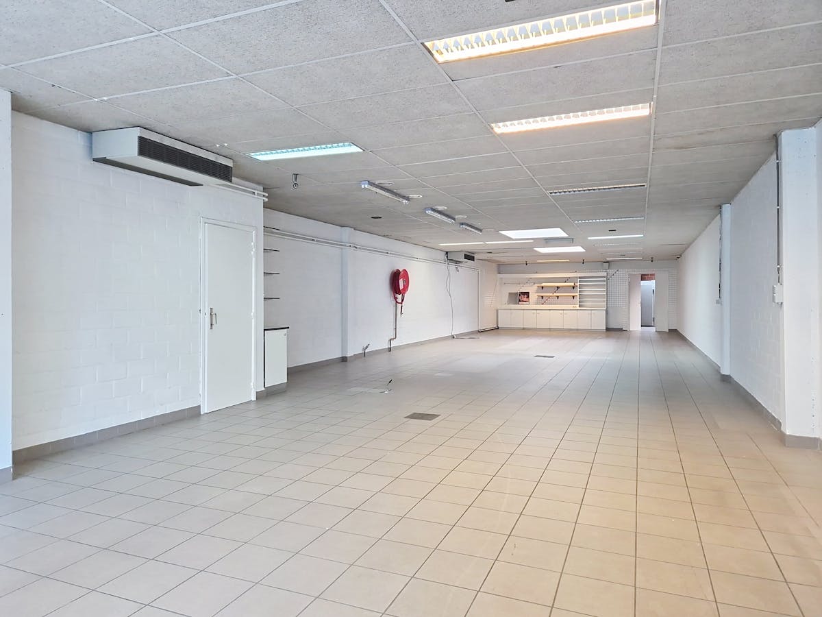 Local commercial facilement accessible (246 m²) à louer à Sint-Amandsberg - photo 4