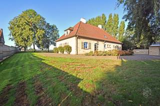KNESSELARE - Op een uitzonderlijke locatie, aan het einde van een doodlopende straat en pal aan het kanaal Gent-Brugge, bevindt zich deze bijzonder ruime en karaktervolle villa. De woning geniet van een prachtig uitzicht op de vaart en is gelegen op een perceel van maar liefst 2.341 m². Met een bewoonbare oppervlakte van circa 308 m² biedt deze eigendom een indrukwekkende combinatie van ruimte, charme en klasse.<br />Op het gelijkvloers komt u binnen via een statige inkomhal met vestiaire en gastentoilet. De ruime woonkamer wordt gekenmerkt door een prachtige gemetste schouwwand met open haard en eiken tv-meubels aan weerszijden. De gezellige leefkeuken beschikt over een kookeiland en eetplaats met houtkachel. De combinatie van de Mortex keukenvloer en de authentieke eiken plafondbalken geeft de ruimte extra karakter.<br />Verder vindt u op de gelijkvloers een slaapkamer die eveneens dienst kan doen als bureau, een badkamer met lavabo en douche, en een ruime dubbele garage met geïntegreerde wasplaats. De woning beschikt eveneens over een kruipkelder.<br /><br />Via de stijlvolle eiken trap bereikt u de eerste verdieping, waar zich de nachthal, een afzonderlijk toilet en drie volwaardige slaapkamers bevinden.<br />Buiten geniet u van een ruime en zonnige tuin met oprit tot achteraan het perceel. Het gemetste bijgebouw achteraan omvat twee praktische bergruimtes en biedt extra mogelijkheden voor opslag of hobbygebruik.<br />De authentieke eiken balken en binnendeuren op het gelijkvloers versterken het warme en karaktervolle karakter van deze bijzondere woning. De royale ruimtes creëren een aangenaam gevoel van openheid en ruimte.<br />Een unieke eigendom voor wie op zoek is naar ruimte, rust, karakter en een uitzonderlijke ligging aan het water.<br /><br /><span><span><span><span><span><span><span><span><span><span><span><span><span><span><span>RICHTRIJS - 699.000 EUR - De vermelde prijs is een richtprijs: ieder bod wordt voorgelegd aan de eigenaars, die al dan niet kunnen ingaan op het voorstel.</span></span></span></span></span></span></span></span></span></span></span></span></span></span></span><br /><br />Contacteer PERSPECTIEF VASTGOED – 7 op 7 bereikbaar – voor meer informatie of een bezoek.<br />Bel 050/550.750 of mail naar info@perspectiefvastgoed.be!