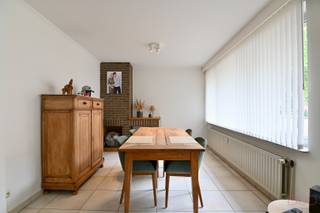 ***TOPAANBIEDING *** Dit instapklaar appartement ligt op zeer gunstige locatie in residentie "Tichelrij".  De ligging van dit appartement is op wandelafstand van het stadscentrum. Door de centrale ligging kan men winkels, scholen, horecagelegenheden, ... eenvoudig bereiken. Tevens is er voldoende parkeergelegenheid voor het appartementsgebouw. <br /><br />Via de gemeenschappelijke hal begeven we ons naar het gelijkvloerse appartement.<br /><br />De centrale inkomhal en aansluitende nachthal geeft toegang tot alle woon- en slaapvertrekken. Aan de voorzijde van het appartement bevindt zich een ruime leefruimte.  We vinden er eveneens een zeer goed geïnstalleerde open keuken met een ZANUSSI heteluchtoven, microgolfoven ZANUSSI, keramisch kookvuur, dampkap, ingebouwde koelkast en diepvries alsook een spoelbak.<br /><br />Verder zijn er nog twee ruime slaapkamers, een apart gastentoilet en een badkamer ingericht met een inloopdouche, lavabomeubel en aansluiting voor wasmachine en droogkast. Beide slaapkamers geven toegang tot het achterliggende zongeoriënteerde terras.<br /><br />Tot slot beschikt het appartement over een achterliggende garagebox en een kelderberging.<br /><br />Wenst u graag een bezoekje te brengen aan dit instapklare appartement of bent u op zoek naar een goede investering met degelijk rendement, aarzel niet en neem contact met ons op 011 70 70 19.