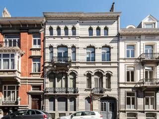 Idéalement situé à proximité immédiate de la Place du Châtelain, appartement d’une superficie brute selon PEB de ± 127 m² composé de deux chambres et un bureau.<br /><br />Accessible par l’entrée cochère d'un immeuble de style éclectique du début du XXème siècle, l'appartement situé au 3ème étage avec ascenseur s’ouvre sur un hall d’entrée menant à la pièce de vie composée d’une cuisine entièrement équipée ouverte sur le séjour et la salle à manger, elle donne accès à une terrasse idéalement orientée offrant une vue dégagée sur le jardin. Côté nuit, deux chambres, une salle de bain et une salle de douche. Un bureau séparé complète l’ensemble.<br /><br />Autres: Jardin commun, porte blindée, parquet en chêne, buanderie, emplacement de parking en option, chaudière individuelle au gaz. Charges communes: 120 EUR. PEB : C-<br /><br />Le Châtelain est connu pour sa situation non loin du centre-ville et à proximité du Bois de la Cambre. Il regorge de restaurants en tous genres, de boutiques et son marché y est très prisé. Accès facile et rapide aux transports en commun.<br /><br />Pour toutes autres informations complémentaires veuillez contacter Laurence Ballaux +32 (0) 2 640 08 01.