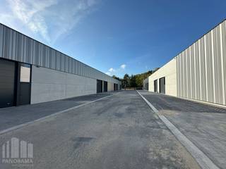 Nieuwbouw KMO-unit te huur met een oppervlakte van <strong>180 m²</strong> en <strong>2 privatieve parkeerplaatsen</strong>.<br /><br />De loods maakt deel uit van het gloednieuwe bedrijvenpark  “Apollo” en ligt op minder dan 2 km van het op- en afrittencomplex van de E17 te Waregem – een absolute <strong>toplocatie voor ondernemers</strong> die belang hechten aan bereikbaarheid in een bedrijvige regio.<br /><br />De bedrijfsunit (brandklasse C) werd kwalitatief en duurzaam opgebouwd met een staalstructuur met geïsoleerde sandwichpanelen met afwerkingspaneel. Met een <strong>vrije hoogte van 6 meter</strong> biedt het magazijn optimale opslag- en werkmogelijkheden.<br />Daarnaast is de unit uitgerust met tal van praktische voorzieningen, waaronder:
<ul>
	<li>Automatische sectionale poort (4 m breed x 4,2 m hoog)</li>
	<li>Aparte toegangsdeur met bovenlicht</li>
	<li>Lichtstraat met geïntegreerde RWA-koepel</li>
	<li>Slijtvaste polybetonvloer met draagvermogen van 1 ton/m²</li>
	<li>Sanitair</li>
	<li>Basisinstallatie elektriciteit</li>
	<li>Individuele regenwaterput van 15.000 liter</li>
</ul>
<strong>Deze veelzijdige bedrijfsruimte is uitermate geschikt voor opslag, distributie, productie, atelier- of ambachtelijke activiteiten.<br />Beschikbaar vanaf september 2026.</strong><br /><br />Contacteer <strong>PANORAMA B2B</strong> voor bijkomende (technische) inlichtingen, plannen of een vrijblijvend plaatsbezoek <strong>056 222 256</strong>.<br /> 