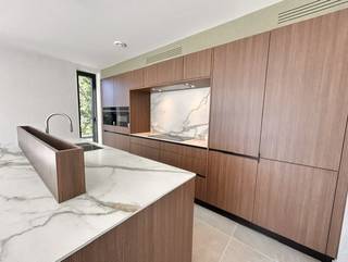 Dit exclusieve penthouse met 2 slaapkamers ligt in de gloednieuwe residentie Gaz’eau. Gaz’eau is een architecturaal hoogstandje in een rustige straat midden in het centrum van Hasselt (Gazometerstraat). Vanuit deze toplocatie, vlak bij de kleine ring, wandelt u zo het bruisende stadscentrum in. Het project is omgeven door groen, waardoor u vanaf uw terras geniet van een uitzicht op een rustgevende, groene oase. Bovendien bevindt u zich op een boogscheut van het station, de winkelstraten en de talrijke restaurants en cafés.<br /><br />Het penthouse beschikt over een lichtrijke woonkamer met grote glaspartijen die zorgen voor een overvloed aan natuurlijk daglicht. De volledig ingerichte keuken is voorzien van een eiland. Verder beschikt het appartement over twee slaapkamers, een moderne badkamer, een praktische berging, een gastentoilet en een prachtig terras van ruim 46.89 m².<br />De woning wordt momenteel volledig geschilderd en voorzien van verlichting, zodat deze medio oktober volledig instapklaar is.<br />In de kelderverdieping horen een private autostaanplaats en een extra berging bij het appartement.<br /><br />Troeven van dit appartement:<br /> - Eerste bewoning: Alles is gloednieuw en ongebruikt.<br /> - Toplocatie: Rustig gelegen in het centrum van Hasselt.<br /> - Luxeafwerking: Hoogwaardige materialen en modern comfort.<br /> - Duurzaam: Energiezuinige verwarming via een gezamenlijke warmtepomp.<br /><br />Financieel:<br />Vaste kosten: € 100 per maand.<br />Energie: Bijkomende service voor de verwarming via de warmtepomp.<br /><br />Bezichtigen?<br />Wenst u dit appartement te bezoeken? Maak snel een afspraak met Valère Vangeel via valere@vestio.com of 0472 32 34 24.<br />Je kan je huurdersprofiel alvast aanmaken om in aanmerking te komen voor een bezichtiging via volgende link:<br />https://mijnhuurprofiel.be/property/cc8a9d93-2211-47f1-844c-704141319c7d/login