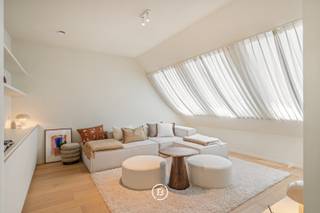 Ruimte, licht en een hoogwaardige afwerking komen samen in dit uitzonderlijke hoekappartement van ca. 132 m², gelegen op de tweede verdieping van Residentie AQUILO in het geliefde Sint-Idesbald.<br /><br />De royale leefruimte met open keuken vormt het hart van de woning en baadt dankzij de hoekligging in natuurlijk daglicht. Aansluitend geniet u van een ruim terras van ca. 20 m², een heerlijke plek om in alle rust van de buitenlucht te genieten.<br /><br />Het appartement beschikt over twee volwaardige slaapkamers, elk met een eigen badkamer, wat zorgt voor een optimaal wooncomfort en extra privacy. De ene badkamer is uitgerust met een praktische inloopdouche, terwijl de tweede badkamer uitnodigt tot ontspanning dankzij het ligbad. Verder omvat de indeling een inkomhal met gastentoilet, een praktische berging en een ruime zolderberging van ca. 20 m², inbegrepen in de prijs.<br /><br />Ook op vlak van energiezuinigheid voldoet dit appartement aan de hoogste hedendaagse normen. Individuele zonnepanelen, een warmtepomp, doorgedreven isolatie en een ventilatiesysteem D zorgen voor een duurzame en comfortabele woonomgeving met lage energiekosten.<br /><br />Ondergronds zijn een private parkeerplaats en kelderberging verplicht aan te kopen (niet inbegrepen in de vraagprijs).<br /><br />Oppervlaktes<br /><br />Appartement: ca. 132 m²<br />Terras: ca. 20 m²<br />Zolderberging: ca. 20 m²<br /><br />Een lichtrijk en ruim appartement waar kwalitatieve materialen, hedendaags comfort en een uitstekende ligging aan de Belgische kust perfect samenkomen.<br /><br />*6% btw mogelijk onder de geldende voorwaarden.<br /><br />Het appartement is volledig instapklaar en afgewerkt met onder meer gordijnen, verlichting, ingemaakte kasten en schilderwerken.<br /><br />Voor meer informatie over dit appartement of het volledige project, nodigen wij u uit om contact met ons op te nemen.<br />Ontdek het project via: https://www.found-baker.com/nl/nieuwbouw/aquilo