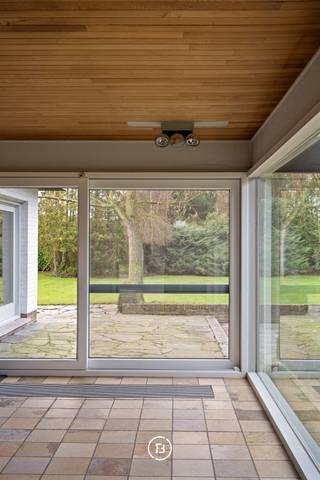 This stylish villa is located in the 'Ganzeplas' neighborhood in the beautiful Aalter.The property consists of 2 plots of building land, each...