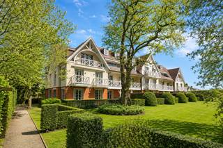 Bent u op zoek naar een exclusief en stijlvol appartement op een gegeerde locatie nabij het centrum, omgeven door een fraai aangelegde tuin? Dan biedt dit uitzonderlijk verzorgde appartement een unieke combinatie van comfort, klasse en rust.
Bij het betreden van het appartement verwelkomt de elegante inkomhal u met een praktische vestiaire en een afzonderlijk gastentoilet. Van hieruit bereikt u de royale leefruimte, waar de kwalitatief afgewerkte open keuken een centrale plaats inneemt tussen de eetruimte en de sfeervolle zitruimte met gashaard. De harmonieuze indeling en hoogwaardige afwerking zorgen voor een bijzonder aangename woonbeleving.
Vanuit de zithoek heeft u rechtstreeks toegang tot het ruime, overdekte terras met zonneluifel. Hier geniet u in alle rust van een prachtig uitzicht op de weelderig aangelegde tuin met vijver en fontein, een groene en serene omgeving die een bijzonder gevoel van privacy en exclusiviteit creëert.
Aansluitend aan de keuken bevindt zich een praktische berging met geïntegreerde wasplaats, ideaal voor extra opbergruimte en dagelijks comfort.
De ruime slaapkamer is voorzien van maatwerk in de vorm van ingemaakte kasten en beschikt over een ensuitebadkamer met zowel een ligbad als een comfortabele inloopdouche.
Het volledige appartement is instapklaar en werd met bijzonder veel oog voor detail en kwaliteit afgewerkt. De stijlvolle parketvloer onderstreept het warme en tijdloze karakter van het interieur. Ook de residentie zelf onderscheidt zich door haar verzorgde uitstraling en aangename woonsfeer. Het merendeel van de appartementen wordt door de eigenaars zelf bewoond, wat bijdraagt aan het rustige en residentiële karakter van het gebouw.
Op de kelderverdieping beschikt u bovendien over een ruime privatieve garagebox en een royale privatieve kelderberging. Fietsen kunnen worden gestald in de gemeenschappelijke fietsenberging en ook voor afval is een afzonderlijke ruimte voorzien.
Extra comfort wordt geboden door de verwarmde inrit naar de ondergrondse garage, waardoor gladheid bij winterse omstandigheden wordt vermeden.
Ook wat parkeergelegenheid betreft, is deze residentie bijzonder goed voorzien. Zowel aan de voorzijde als aan de achterzijde van het gebouw is voldoende ruimte beschikbaar voor het parkeren van voertuigen.
Een stijlvol en bijzonder compleet appartement voor wie op zoek is naar comfortabel en exclusief wonen in een groene, rustige omgeving, met alle voorzieningen van het centrum binnen handbereik.
Wesnt u een bezoek met een Unicum-specialist? Bel naar 093361615 of stuur een mail naar info@vastgoedunicum.be
We begeleiden u met veel plezier naar uw nieuwe luxueuze stek.