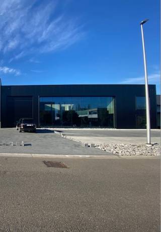 <p>Een unieke kans voor ondernemers, investeerders en visionaire projecten!<br /><br />Dit nieuw industrieel complex in moderne architectuur wordt aangeboden in casco (ruwbouw) staat, waardoor u maximale vrijheid geniet om de ruimtes volledig naar eigen wens in te richten.<br /><br />Belangrijkste troeven<br />Moderne en tijdloze architectuur<br />Hoogwaardige nieuwbouwconstructie<br />Casco oplevering voor maximale flexibiliteit<br />Geschikt voor opslag, productie, atelier, logistiek, showroom of kantooractiviteiten<br />Uitstekende bereikbaarheid en zichtlocatie<br />Ruime parkeermogelijkheden - 10 plaatsen - en functionele indeling<br /><br />Extra troef: multifunctionele eerste verdieping<br />De eerste verdieping biedt uitzonderlijke mogelijkheden en kan perfect ingericht worden als:<br /><br />Luxe showroom<br />Kantoren of coworkingruimte<br />Event- en seminarieruimte<br />Fitness- of wellnessconcept<br />Creatieve studio<br />Exclusieve loftwoning (onder voorbehoud van de nodige vergunningen)<br />Combinatie wonen en werken<br /><br />Afwerking op maat mogelijk<br />Wenst u een volledig afgewerkt project? Tegen meerprijs van (585.000 euro) kan het gebouw worden afgewerkt volgens uw wensen en activiteiten, van technische installaties en kantoren tot een complete turn-key oplevering. Deze is géén vereiste. Je kan het gebouw ook zelf afwerken.<br /><br />Een investering met toekomst<br />Dankzij de veelzijdige invulling, moderne uitstraling en uitbreidingsmogelijkheden vormt dit complex een uitzonderlijke opportuniteit voor wie ruimte zoekt om te ondernemen, te investeren of een uniek concept te realiseren. <br /><br />Uw bedrijfsruimte, showroom, eventlocatie of droomproject op een toplocatie nabij de E19!<br /><br />Bel vrijblijvend naar +32 477 30 85 59 of mail naar laila@immodor.be voor meer informatie, plannen of een bezoek ter plaatse.<br />Bouwen aan uw toekomst begint hier!</p>