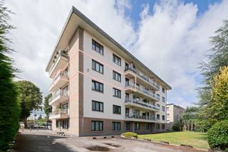 In de welonderhouden residentie Nelson, bevindt zich dit aangename appartement op de derde verdieping met lift.<br /><br />Dit appartement bestaat uit een inkomhal met een afzonderlijk toilet, een lichtrijke leefruimte met aangrenzend een terras, een geïnstalleerde keuken met balkon, twee slaapkamers (14,86m² - 7 m²) en de badkamer met douche in bad. <br />Tevens geniet dit appartement over een privatieve kelderruimte en een gelsoten garagebox. <br /><br />Ideaal gelegen nabij shoppingcentra, Het Neerhof, openbaar vervoer en belangrijke invalswegen. <br />Perfect voor wie op zoek is naar een eerste eigen stek of een slimme investering. <br /><br />EPC 183 kWh/m²<br />Elektriciteit niet conform