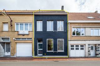 <p><strong>De Panne / Adinkerke: Ruime woning met 3 slaapkamers te koop!</strong><br /> </p>

<p>Op zoek naar een comfortabele woning op een rustige en gunstig gelegen locatie? Deze ruime en lichtrijke woning in Adinkerke biedt de ideale combinatie van <strong>rust, bereikbaarheid en nabijheid van de kust</strong>. </p>

<p><br /><strong>Indeling</strong></p>

<p>Bij het binnenkomen wordt u verwelkomd in een aangename en lichtrijke inkomhal. De woning beschikt over een ruime leefruimte, een praktische keuken en een aangename tuin. Op de eerste verdieping bevinden zich twee ruime slaapkamers, een aparte badkamer en een afzonderlijk toilet. De tweede verdieping biedt een derde slaapkamer met mezzanine, voorzien van een eigen badkamer en toilet. Dit zorgt voor extra comfort en privacy.</p>

<p> </p>

<p><strong>Troeven</strong></p>

<ul><li>
	<p>Reeds grotendeels gemoderniseerd</p>
	</li><li>
	<p>Winkels en scholen op wandelafstand</p>
	</li><li>
	<p>De Panne en de zee op fietsafstand</p>
	</li><li>
	<p>Gunstig EPC-label C en grondig gerenoveerd in 2021</p>
	</li></ul>

<p>De woning is momenteel <strong>verhuurd op jaarbasis aan € 1.100 per maand</strong>, wat deze eigendom ook interessant maakt als investering.</p>

<p>Op zoek naar een vaste woonst, tweede verblijf of interessante investering? Neem gerust contact met ons op voor meer informatie of een bezichtiging via <strong>Fre@eraservimo.be</strong> of <strong>058/22.41.70</strong></p>