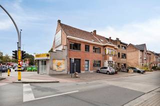 Bent u op zoek naar een woning met potentieel én commerciële mogelijkheden? Dan is deze eigendom in Hofstade zeker een bezoek waard!
Op een perceel van 5a 39ca bevindt zich deze ruime woning die u volledig naar eigen smaak en wensen kunt moderniseren. Met maar liefst vier slaapkamers en een nog in te richten zolderruimte biedt de woning tal van mogelijkheden voor gezinnen of wie extra ruimte wenst voor een bureau, hobbykamer of bijkomende slaapkamers.
Een absolute troef is de aanpalende handelsruimte, die momenteel verhuurd wordt als frituur. Dankzij de ligging langs een drukke steenweg geniet deze handelszaak van een uitstekende zichtbaarheid en commerciële opportuniteiten. Dit maakt de eigendom bijzonder interessant voor wie wonen en investeren wil combineren.
De gunstige ligging in Hofstade, de ruime indeling en de combinatie van een woonhuis met een verhuurde handelsruimte maken van deze eigendom een interessante opportuniteit voor zowel particulieren als investeerders. Interesse in deze veelzijdige eigendom? Neem voor meer informatie contact op via louis@immoaccenta.be.