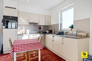 <p><span>CHARMANT APPARTEMENT MET VEEL NATUURLIJK LICHTINVAL </span></p><p><span>Ontdek dit aantrekkelijke appartement van 78 m² (cfr. EPC), gelegen in een verzorgd gebouw met lift. Dit lichtvolle appartement  heeft een open, functionele indeling die optimaal gebruik maakt van de ruimte.</span></p><p><span>Licht en Ruimte</span><span><br /></span><span>De woonkamer is voorzien van grote ramen die een overvloed aan natuurlijk licht binnenlaten, waardoor het interieur een warme en uitnodigende uitstraling krijgt. De doorlopende ruimte creëert een moderne en flexibele leefomgeving, waar wonen, koken en eten naadloos in elkaar overgaan.</span></p><p><span>Keuken en Terras</span><span><br /></span><span>De goed uitgeruste keuken biedt voldoende werkblad en opbergruimte, perfect voor de kookliefhebber. Het lichtrijke terras aan de woonkamer biedt de ideale plek om van het uitzicht te genieten of te ontspannen.</span></p><p><span>Slaapkamer en Badkamer</span><span><br /></span><span>De ruime slaapkamer biedt voldoende ruimte voor een groot bed en een extra werkzone. Ook hier zorgen de grote ramen voor veel daglicht en prachtige vergezichten. De badkamer is uitgerust met een ligbad met douchewand, dubbele wastafel en praktische opbergruimte. Het toilet is apart.</span></p><p><span>Extra voordelen van het appartement</span><span>:</span></p><ul><li><span>Bewoonbare oppervlakte van 79 m² (cfr. EPC)</span></li><li><span>Panoramisch uitzicht</span></li><li><span>Lichtrijk terras</span></li><li><span>Gunstige EPC (B-label)</span></li><li><span>Elektriciteit conform</span></li><li><span>Lift aanwezig</span></li><li><span>Gemeenschappelijke fietsen berging </span></li></ul><p><span>Een ideale appartement voor wie houdt van licht, ruimte en een rustige, centrale ligging in Wilrijk. Mis deze kans niet!</span></p>