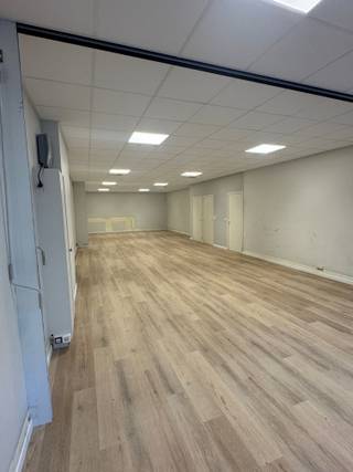 In het centrum van Waregem, ter hoogte van de Hippodroom, vind je deze gelijkvloerse kantoorruimte te koop.Indeling: ruimte kantoorruimte +/- 100...