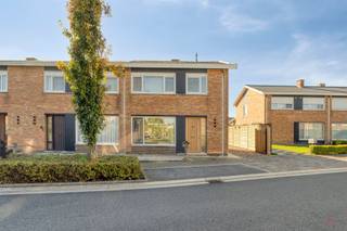 <p><span>Gerenoveerde halfopen woning met 3 slaapkamers en garage in Deinze<br /><br /></span></p><p><span>In de Nobelstraat 8 in Deinze bevindt zich deze halfopen woning op een perceel van 289 m². De woning werd de voorbije jaren op verschillende vlakken vernieuwd en heeft een praktische indeling, een zuidgerichte tuin en een ruime garage.<br /><br /></span></p><p><span>Met een bewoonbare oppervlakte van 96 m² (excl. veranda en garage) beschikt de woning over een gezellige leefruimte, een vernieuwde en volledig uitgeruste keuken, een gastentoilet in de inkomhal, een veranda, drie slaapkamers en een recent vernieuwde badkamer met bad, lavabo en toilet.<br /><br /></span></p><p><span>Troeven:</span></p><ul><li><span>Halfopen bebouwing met 3 slaapkamers</span></li><li><span>Vernieuwde keuken en badkamer (2024–2026)</span></li><li><span>Zuidgerichte tuin met terras</span></li><li><span>Ruime garage van ca. 35 m² met automatische poort en wasplaats</span></li><li><span>10 zonnepanelen</span></li><li><span>Centrale ligging in Deinze<br /><br /></span></li></ul><p><span>Technische informatie:</span></p><ul><li><span>EPC-label C – 230 kWh/m²/jaar</span></li><li><span>Elektrische installatie is conform</span></li><li><span>Stedenbouwkundige info: in aanvraag</span></li><li><span>Overstromingsgevoeligheid: perceel- en gebouwscore A</span></li><li><span>Centrale verwarming op gas met recente hoogrendementsketel</span></li><li><span>Dakisolatie en geïsoleerde zoldervloer</span></li><li><span>Regenwaterput aanwezig</span></li><li><span>De bovenvermelde bewoonbare oppervlakte betreft de bruto oppervlakte zoals vermeld in het EPC-attest.<br /><br /></span></li></ul><p><span>Meer info of een bezoek ter plaatse?<br />Contacteer Valentine via 0475 85 14 91 of <span>valentine@heritagevastgoed.be</span></span><span> </span></p><p><span> </span></p>