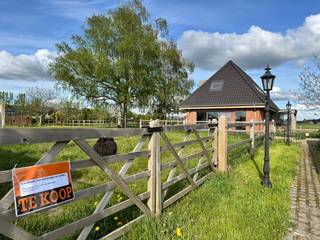 Unieke landelijke eigendom met 52,55 are grond en uitgebreide bijgebouwen – ideaal voor paardenliefhebbers<br /><br />Op een uitzonderlijk rustige en volledig afgelegen locatie in het groene Schoonaarde bevindt zich deze charmante eigendom op een perceel van maar liefst 52,55 are (5255m²). Hier geniet u elke dag van een prachtig open zicht over de omliggende velden en wordt u wakker in alle rust.<br /><br />De woning beschikt op het lichtrijke gelijkvloers over een keuken, een berging, een leefruimte, een veranda met zicht op de achtertuin en omliggende velden, een droge kelder en een slaapkamer. Op de eerste verdieping vindt u een ruime nachthal met open bureaugedeelte, een grote slaapkamer, een bijkomende kamer, evenals een badkamer en toilet.<br /><br />Buiten is deze eigendom een absolute troef voor wie ruimte en mogelijkheden zoekt. Met maar liefst 600 m² aan bijgebouwen biedt dit domein tal van functies: een stal, een garage met twee automatische poorten, een werkatelier, een ingerichte studio en een ruime overdekte carport geschikt voor vijf wagens.<br /><br />Het perceel is volledig ingericht voor paardenliefhebbers, met drie omheinde weides voorzien van schrikdraad, automatische drinkbakken en beregening, alles beheerd vanuit het bijgebouw.<br /><br />Daarnaast is het terrein mooi beplant met onder andere diverse leibomen, sierlijke wilgen en twee notelaars wat bijdraagt aan het unieke, landelijke karakter van deze eigendom.<br /><br />Ondanks de uiterst rustige en groene ligging geniet u hier van een uitstekende bereikbaarheid. De woning bevindt zich op tien minuten van het centrum van Dendermonde. Openbaar vervoer is vlot toegankelijk met een bushalte op slechts 300 meter en het station van Schoonaarde op ongeveer 1 kilometer. Bovendien bevinden zich meerdere grootwarenhuizen op slechts 2 kilometer afstand.<br /><br />Bent u op zoek naar rust, ruimte en een multifunctioneel domein in een groene omgeving, zonder in te boeten aan bereikbaarheid? Dan is dit een zeldzame kans!