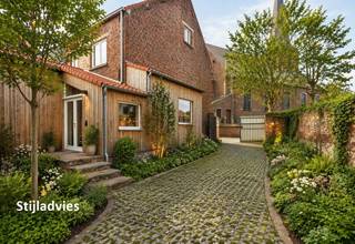 Deze unieke, karaktervolle woning op <strong>een ruim perceel van 22 a 50 ca (toegankelijk via poort) </strong>werd in de loop van<strong> 2025 volledig ecologisch gerenoveerd</strong> met natuurlijke materialen (o.a. leempleister) tot een energiezuinige woning met warmtepomp<strong> (E60 – A-label).</strong> De renovatie werd uitgevoerd door experts in ecologisch bouwen, naar een ontwerp van architecte <strong>Sylvie Buyse (www.sylviebuyse.be).</strong><br />De woning is <strong>rustig gelegen </strong>in het hart van Aspelare, aan een stille dorpsstraat onder de kerktoren. <strong>Het woonhuis (± 130 m²) omvat</strong> op het gelijkvloers een gezellige woonkamer met veel daglicht, een nieuwe keuken <strong><em>(de blauwe folie op de keukenkasten op de foto’s wordt nog verwijderd), traphal (met mogelijkheid plaatsen 2e toilet), ruime (was)berging, inkomhal met mogelijkheid vestiaire, </em></strong>en een badkamer. Verder zijn er 2 RUIME slaapkamers, een ruime zolder met<strong> potentieel voor een derde slaapkamer </strong>en een kelder. De grote tuin van 22,5 are biedt tal van mogelijkheden, zoals opslagruimte voor een zelfstandig beroep, biologische teelt, een boomgaard of een atelier (mits vergunning, op initiatief van de koper). <strong>Troeven </strong>van deze woning zijn onder meer het gezonde binnenklimaat, de instapklare staat, de ecologische renovatie, de ruime tuin, de rustige ligging en de aanwezige parkeergelegenheid. Dit huis combineert geschiedenis, ecologie en comfort perfect. Energiezuinig (A) en instapklaar. 2 X regenwaterputten (5.000 L) + wadi aanwezig. Asbestveilig.