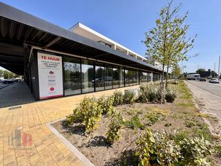 Fenomenaal gelegen nieuwbouw handelspand met een oppervlakte van 1.302 m² te huur langs de bedrijvige Ieperse Steenweg, vlak bij de Europalaan...