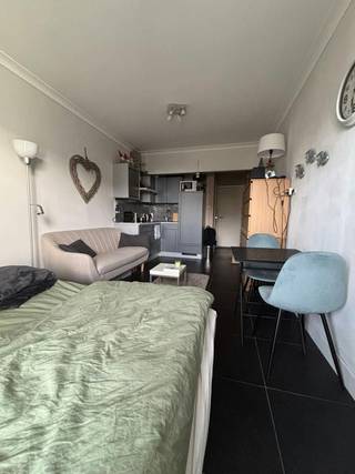 Studio meublé lumineux au deuxième étage à 200 m de la mer avec vue sur la mer depuis la terrasse.Le studio se compose d'une salle de bain...