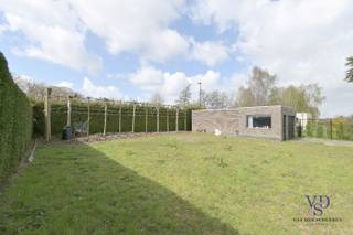 Deze eigendom is op het gelijkvloers voorzien van een ruime leefruimte met een recente eigentijdse leefveranda, alsook een praktische keuken.<br />Eveneens: een ruime slaapkamer, nieuwe badkamer, een 2de bijkomende kamer (mogelijks bvb. een bureau) en een recent gastentoilet. <br />Vervolgens is de eerste verdieping voorzien van een douche-/wasruimte en 3 volwaardige slaapkamers.<br /><br />Daarbovenop biedt deze villa nog een afgesloten tuin en afzonderlijke garage met werk-/opslagruimte.<br /><br />Bijzondere troeven :<br />- kelder;<br />- zonnepanelen aanwezig; <br />- een afgesloten tuin; <br />- afzonderlijke garage met werk-/opslagruimte.