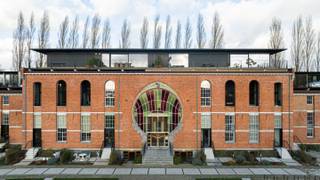 In de iconische residentie Chocoladefabriek bevindt zich deze uitzonderlijke loft op de bovenste verdieping. Met een bewoonbare oppervlakte van maar liefst 264 m²(bron EPC) (excl. terras) en twee privatieve autostaanplaatsen combineert dit pand ruimte, comfort en karakter op een unieke locatie.<br /><br />Indeling<br />Gelegen op de 5e verdieping, waarbij de lift rechtstreeks uitkomt in de inkomhal van de loft, geniet u van maximale privacy en exclusiviteit.<br /><br />Inkomhal met gastentoilet en vestiaire<br />Praktische wasplaats met aansluiting voor wasmachine<br />Indrukwekkende open leefruimte met overvloedige lichtinval en prachtige verzichten over het omliggende landschap<br />Gezellige tv- of zithoek (mogelijkheid tot creëren van een 3e slaapkamer)<br />Ruime eetkamer met rechtstreekse toegang tot het overdekte terras<br />Volledig uitgeruste open keuken met extra bergruimte<br /><br />Op de bovenverdieping bevinden zich:<br />Twee volwaardige slaapkamers<br />Aparte dressing<br />Extra toilet<br />Luxueuze badkamer in mortex<br /><br />Deze loft werd afgewerkt met hoogwaardige en luxueuze materialen, met behoud van het industriële karakter en prachtige hoge plafonds die het ruimtegevoel versterken.<br /><br />De keuken is volledig uitgevoerd in naadloos corian en uitgerust met kwalitatieve toestellen van Miele, waaronder: Combi-oven -oven- afwasmachine - koelkast- aparte diepvries- inductiekookplaat met ingebouwde dampkap<br /><br />De badkamer is stijlvol afgewerkt in mortex en beschikt over:<br />Dubbel lavabomeubel- ligbad- inloopdouche met regendouche<br /><br />Verder is de loft volledig voorzien van parketvloeren, vloerverwarming, ventilatiesysteem en aluminium ramen met dubbele beglazing. Het gebouw is volledig geïsoleerd.<br /><br />Extra troeven<br />Gemeenschappelijke fietsenberging<br />Gemeenschappelijke tuin<br />2 autostaanplaatsen inbegrepen<br />EPC-score: B 163 kWh/m²<br /><br />Een uitzonderlijke, instapklare loft met royale volumes, hoogwaardige afwerking en een unieke ligging in een karaktervol industrieel gebouw. Ideaal voor wie op zoek is naar ruimte, licht en exclusiviteit in een hedendaags kader.