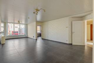 Zeer centraal gelegen appartement aan de Antwerpsestraat, nabij het kruispunt met de 's Herenbaan.  Het bevindt zich op wandelafstand van alle winkels, scholen en het openbaar vervoer.  De oprit van de A12 Antwerpen-Brussel ligt op slechts 2 min. rijden, ideaal voor woon-werkverkeer.  Er is parkeergelegenheid in de straat.  <br /><br />Het eigendom bestaat uit: GLVL: een woonkamer, een volledig ingerichte keuken, een berging/wasplaats, 3 slaapkamers, een 2e berging, een nachthall, een apart toilet en een nieuw ingerichte badkamer.  Mogelijkheid tot aankoop van garage in de buurt. <br /><br />Dit appartement werd gebouwd in 1990.  Het werd steeds goed onderhouden en is instapklaar!  Goede EPC score (Label C ) en de keuring van de elektriciteit is volledig conform. 
