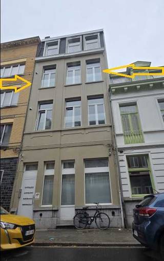 ------------------ >>>> Vrij vanaf 1 juli 2026. <<<<---------------<br /><br />Bezichtigen kan enkel en alleen na afspraak. LEES OOK EVEN DE ADVERTENTIE VOOR U BELT AUB.<br /><br />Dit is een 1-slaapkamer appartement op de 2de verdieping, met veel natuurlijke lichtinval. Ideaal voor een starter of voor iemand die veel rust wenst en zeer lage energiekosten belangrijk vindt.<br /><br />Dankzij de uitstekende isolatie, warmtepomp en zonnepanelen is het verbruik van gas en elektriciteit zeer laag. De huidige huurder betaalt ongeveer €45 per maand.<br /><br />Het appartement bestaat uit:<br />- Inkomhal<br />- Living/eetkamer met zeer veel lichtinval, zonwerend glas en airconditioning die via een app kan worden gestuurd wanneer de zonnepanelen produceren<br />- Ruime keuken met veel lichtinval en alle nodige aansluitingen<br />- Plaats voor vaatwasser, frigo/diepvries en wasmachine<br />- Ruime aparte slaapkamer<br />- Aansluitende badkamer met hangtoilet en regendouche<br /><br />Gebouw:<br />Gelegen vlakbij Colruyt en Antwerpen Zuid / Schelde<br /><br />Kenmerken:<br />Energielabel A<br />Warmtepomp<br />Condensatieketel<br />Airconditioning<br />Waterverzachter<br />Osmose-installatie voor drinkwater<br />Camerabewaking<br />Videofoon<br />Toegangscontrole<br />Overal LED-verlichting met bewegingsdetectie<br />Ventilatiesysteem C+<br /><br />Het appartement is beschikbaar in samenspraak met de huidige huurder, ten vroegste vanaf 1 juli 2026.<br />De huurwaarborg bedraagt 3 maanden. Het eerste contract is een jaarcontract.<br /><br />Bellen op 0484198001 tussen 10u en 19u aub.<br /><br />Prijs: €895 per maand, exclusief kosten voor gas, elektriciteit, water en internet.
