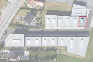 Deze nieuwe KMO-unit van<strong> +/- 160 m²</strong> maakt deel uit van het nieuwbouw state-of-the-art bedrijvenpark ''<strong>MG PARK ARSELA</strong>'' bestaande uit 12 KMO-units. <br /><br />De casco bedrijfsruimte (brandklasse C) heeft een vrije hoogte van 5m en wordt opgebouwd uit een staalconstructie, in combinatie met een betonplint en geïsoleerde sandwichpanelen. De loods is toegankelijk via een automatische sectionale poort (4 m B x 4,2 m H). Daarnaast is de unit uitgerust met een lichtdoorlatend rookluik, polybetonvloer en een geïsoleerd dak.  Bovendien is er aanwezigheid van een regenwaterput van 5.000 liter en is het dak voorzien van een draagvermogen voor zonnepanelen: 0,15 kN/m². <br /><br />Aanwezigheid van<strong> 1 privatieve parkeerplaats</strong>, met daarnaast ruime parkeergelegenheid op de site. Voorziene beschikbaarheid: in overleg. Fantastisch gelegen langs de bedrijvige Deinsesteenweg, met een vlotte verbinding naar de E17 en E40 en een centrale ligging in Tielt.<br /><br />Contacteer <strong>PANORAMA B2B</strong> voor bijkomende (technische) inlichtingen, plannen of een vrijblijvend plaatsbezoek <strong>050 300 800</strong>.