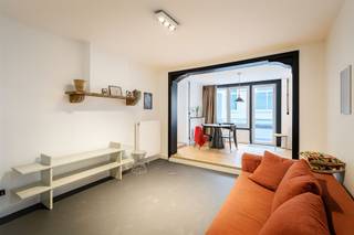 <p>Dit modern en goed ontworpen appartement in Antwerpen biedt een ideale woonplek voor gezinnen of professionals. Met een totale oppervlakte van 73 vierkante meter bewoonbare ruimte en 83 vierkante meter totale oppervlakte, maakt dit appartement efficiënt gebruik van elke vierkante centimeter.</p><p>Het appartement beschikt over twee slaapkamers, perfect voor een groeiend gezin of als kantoorruimte. De slaapkamers ontvangen natuurlijk licht via grote ramen en zijn voorzien van warmte. De eerste slaapkamer is ruim en voorzien van moderne voorzieningen, terwijl de tweede slaapkamer ideaal is voor gasten of als werkruimte.</p><p>De badkamer is volledig gerenoveerd met moderne tegels, een douchecabine en een wastafel met spiegelkast. Het design combineert functionaliteit met esthetiek en luxe.</p><p>De open woonkeuken is het hart van het appartement, met een moderne keuken voorzien van witte kasten en houten werkblad. De woonruimte is zeer ruim en licht dankzij grote ramen die uitkomen op een gezellig terras. Dit terras is ideaal voor ontspanning en biedt toegang tot buitenlucht.</p><p>Het appartement benut zwarte accenten en houten elementen die een aantrekkelijk contrast creëren. De afwerking is van hoge kwaliteit met moderne verlichting en nutsvoorzieningen.</p><p>De ligging in Antwerpen biedt uitstekende verbindingen naar voorzieningen, winkels en openbaar vervoer. Dit appartement is een perfecte keuze voor wie op zoek is naar comfort en moderne leefstijl in het hart van de stad. Dit pand bestaat uit 13 appartementen en 3 ateliers waarvan reeds 60 procent is verkocht! </p><p>Rechtstreeks van eigenaar te koop.<br />0456 83 87 68</p>