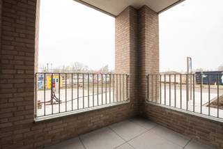 Dit moderne gelijkvloers appartement is rustig gelegen aan het park en de zeilplas Galgenweel, en bevindt zich tegelijk op een boogscheut van het centrum van Antwerpen. In de nabije omgeving vindt u winkels, scholen en openbaar vervoer.<br /><br />Het appartement is voorzien van een tegelvloer, bestaat uit een ruime woonkamer met ingerichte open keuken met kasten en inbouwtoestellen, waaronder een dampkap, elektrische kookplaat, spoelbak, vaatwasser, oven en koelkast. Verder beschikt het appartement over één slaapkamer met aansluitend een ingerichte badkamer met lavabomeubel en inloopdouche, een apart toilet en een praktische berging met aansluiting voor wasmachine en droogkast. Het aangename terras is toegankelijk vanuit zowel de woonkamer als de slaapkamer. Bij het appartement hoort een autostaanplaats in parking Yade, die inbegrepen is in de huurprijs. Daarnaast is er een gemeenschappelijke fietsenberging aanwezig.<br />De nutsvoorzieningen zijn individueel. De gemeenschappelijke kosten bedragen € 80 per maand.<br /><br />Beschikbaar vanaf 01/01/2027.<br />EPC: 68 kWh/m²
