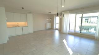 Dit uiterst verzorgde appartement is gelegen op De Munt, in het centum van Roeselare.<br /><br />Het appartement bestaat uit inkom met gastentoilet, ruime leefruimte met ingerichte open keuken, een badkamer, twee slaapkamers en een wasplaats/berging.<br />De open keuken is voorzien van een spoeltafel, kookplaat, dampkap, combi-oven, koelkast en vaatwasmachine. De keuken sluit perfect aan bij de lichtrijke leefruimte en vormt samen met het aangename terras de ideale plek om tot rust te komen.<br /><br />Extra troef: Het appartement werd volledig geschilderd, en is voorzien van verlichting en gordijnen.<br />In de kelder is een extra afgesloten kelderberging aanwezig.<br /><br />Gemeenschappelijke kosten:  € 50/maand.<br /><br />Dit appartement is beschikbaar vanaf 1 oktober 2026. <br /><br /><u><strong>Benieuwd? Neem contact op voor meer informatie of een persoonlijk bezoek.</strong></u><br />Ga naar de website www.dicasa.be, klik op het pand dat je wenst te huren. Via de knop "Ik ben kandidaat" vragen we u kort een profiel in te vullen.<br />Daarna nemen we contact op voor een bezoek. Telefonisch kunnen er geen afspraken gemaakt worden.