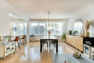 Bent u op zoek naar kwalitatief vastgoed te koop op een uiterst centrale locatie? Dit volledig gestripte en in 2018 gerenoveerde gelijkvloers appartement te koop in Merksem biedt maar liefst circa 129 m² aan hoogwaardige woonruimte. Het pand combineert modern comfort, duurzame technieken en een uitstekende afwerking met een gezellige zuid-tuin en een privatieve garagebox.<br /><br />U betreedt het kleinschalige gebouw via een verzorgde gemeenschappelijke hal. Binnenin het appartement komt u terecht in een ruime inkomhal die plaats genoeg heeft voor grote kasten. Via een dubbele glazen deur heeft u toegang tot de lichtrijke leefruimte. Aansluitend bevindt zich de kwalitatieve open keuken, een ideale plek voor wie houdt van koken en gezellig samenzijn. <br /><br />Het gehele appartement is afgewerkt met een elegante parketvloer die naadloos is doorgetrokken. <br /><br />Via de centrale gang bereikt u de volledig betegelde badkamer voorzien van een inloopdouche, dubbele wastafel en toilet. Daarnaast beschikt het appartement over nog een apart gastentoilet met handenwasser en een praktische berging met aansluiting voor een wasmachine. <br /><br />De drie volwaardige slaapkamers hebben royale oppervlaktes van circa 20, 15 en 12 m². De elektrische rolluiken zorgen voor privacy en veiligheid. Via de linkerslaapkamer stapt u direct de leuke zuid-georiënteerde tuin in, uitgerust met een handige tuinberging en een recent vernieuwde afsluiting. Via een poortje in de tuin wandelt u zo naar de achterliggende garagebox die voorzien is van een elektrische sectionale poort.<br /><br />Bijzonderheden:<br />- Energiezuinig: condensatieketel op gas, zonnepanelen (4.000 Wp) en thuisbatterij (4 kwH)<br />- Elektriciteit conform<br />- Kleinschalig gebouw met lage gemeenschappelijke kosten en aparte meters<br />- Zonnige zuid-tuin <br />- Garagebox inbegrepen in de prijs<br /><br />De ligging aan de Maantjessteenweg in Merksem is uiterst praktisch. Met een bushalte en diverse winkels vlak voor de deur, en scholen en parken op wandelafstand, heeft u alles binnen handbereik. Dit maakt het de ideale kans voor wie een instapklaar appartement wil kopen in Merksem.<br /><br />Bent u geïnteresseerd om dit vastgoed te kopen in Merksem? Aarzel dan niet om ons te contacteren. Het Dewaele vastgoedkantoor van Merksem te Lambrechtshoekenlaan 183 staat graag tot uw dienst. Had u graag een gratis schatting van uw eigendom via ons immokantoor? Bel ons voor een vrijblijvend gesprek of mail naar maxime.weyler@dewaele.com.<br /><br />Bestuursmaatregelen in het maatregelenregister: nee