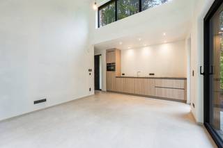 [[ DIT PAND NEEMT DEEL AAN DE ERA OPEN HUIZEN DAG OP 6/12 VAN 9:30 TOT 10:30 ]]
<p><strong>Vakantiewoning omringd door groen en rust </strong></p>

<p>Op een idyllische locatie, <strong>omringd door groen en nabij een vijver</strong>, bevindt zich deze <strong>nieuwbouw vakantiewoning</strong>. Let wel: het betreft een <strong>vakantiewoning waar geen permanente domicilie mogelijk is</strong>. Bij aankoop geldt <strong>21% BTW op de nieuwbouwconstructie</strong>. Deze eigendom is volledig instapklaar, afgewerkt met kwalitatieve materialen en ideaal voor wie op zoek is naar een tweede verblijf of een plek om tot rust te komen in een natuurlijke omgeving.</p>

<p>Bij binnenkomst via de hal (6m²) kom je terecht in de lichtrijke leefruimte (20m²) die een mooi zicht biedt op de groene omgeving. De open keuken is uitgerust met ingemaakte kasten en alle toestellen, waaronder een inductiekookplaat, oven en vaatwasser. Daarnaast is er een handige berging (3m²) die dienstdoet als technische ruimte. De woning beschikt verder over een slaapkamer (11m²) en een moderne badkamer (5m²) met inloopdouche en wastafel in meubel. Het aparte toilet (1m²) vervolledigt de indeling.<br /><br />Deze vakantiewoning combineert <strong>nieuwbouwcomfort met een groene en rustige ligging</strong>. Dankzij de slimme indeling en moderne afwerking geniet je hier van een compact maar gezellig tweede verblijf, midden in de natuur.</p>