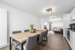 Te koop: gezellig gesloten huis in de Schoolstraat, Sint-Niklaas, gelegen in een residentiële woonkern nabij scholen, openbaar vervoer en...